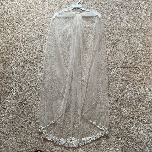 Wedding Veil Ivory Tulle Embroidered Beaded Fingertip Length - Picture 1 of 10